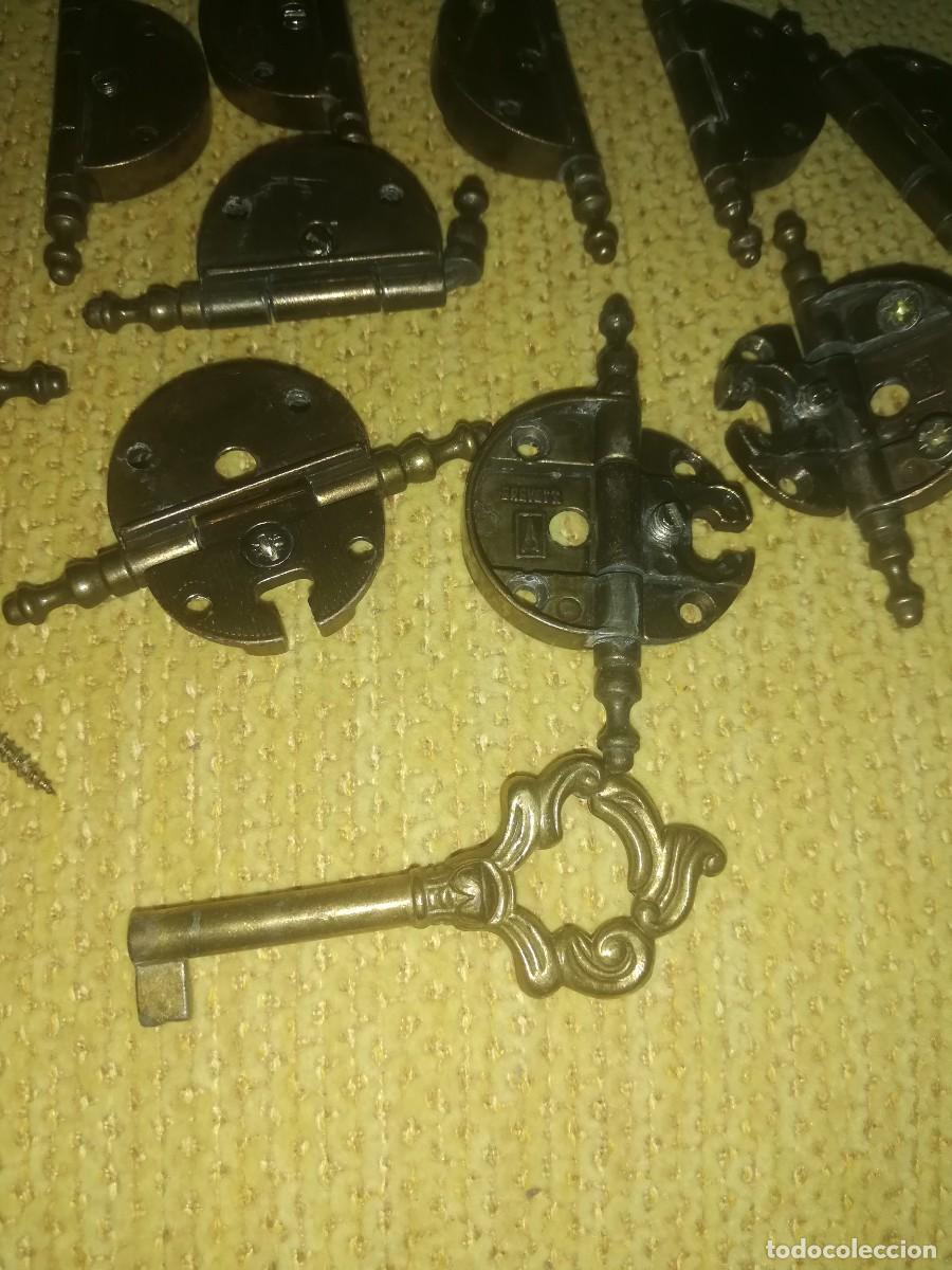 Antig&uuml;edades: Bisagras de muebles con llave y tornillos -12 - Foto 1