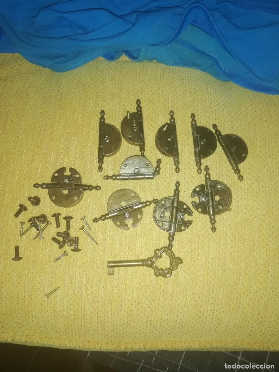Antig&uuml;edades: Bisagras de muebles con llave y tornillos -12 - Foto 2