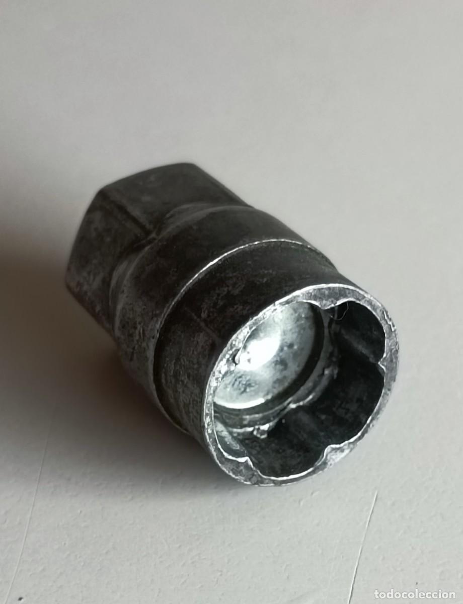 Antig&uuml;edades: TORNILLO ANTIROBO FORD - Foto 3