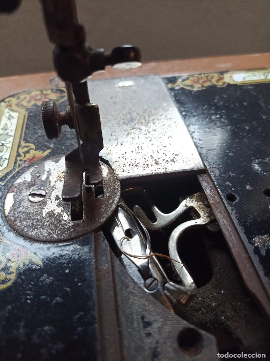 Antig&uuml;edades: Maquina de coser Singer con base - Foto 6