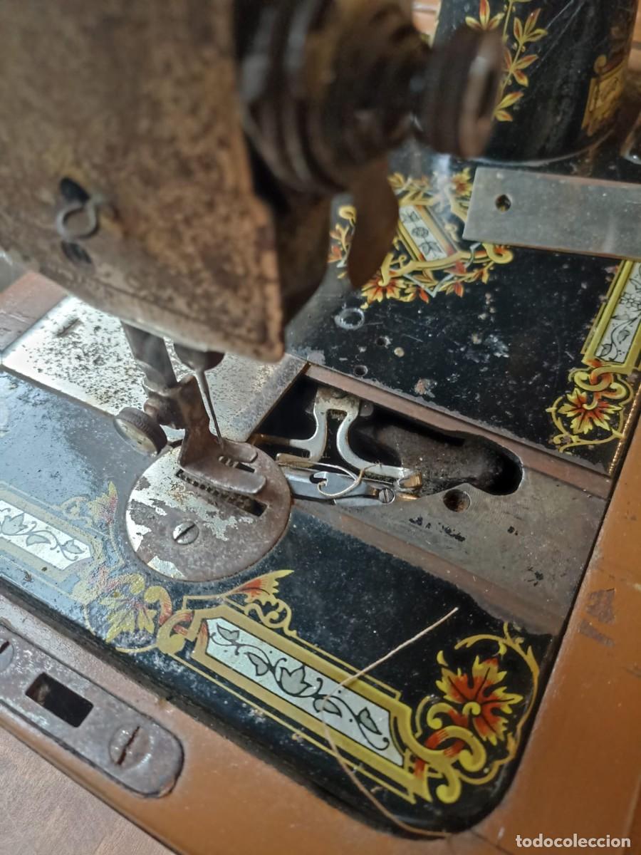 Antig&uuml;edades: Maquina de coser Singer con base - Foto 7