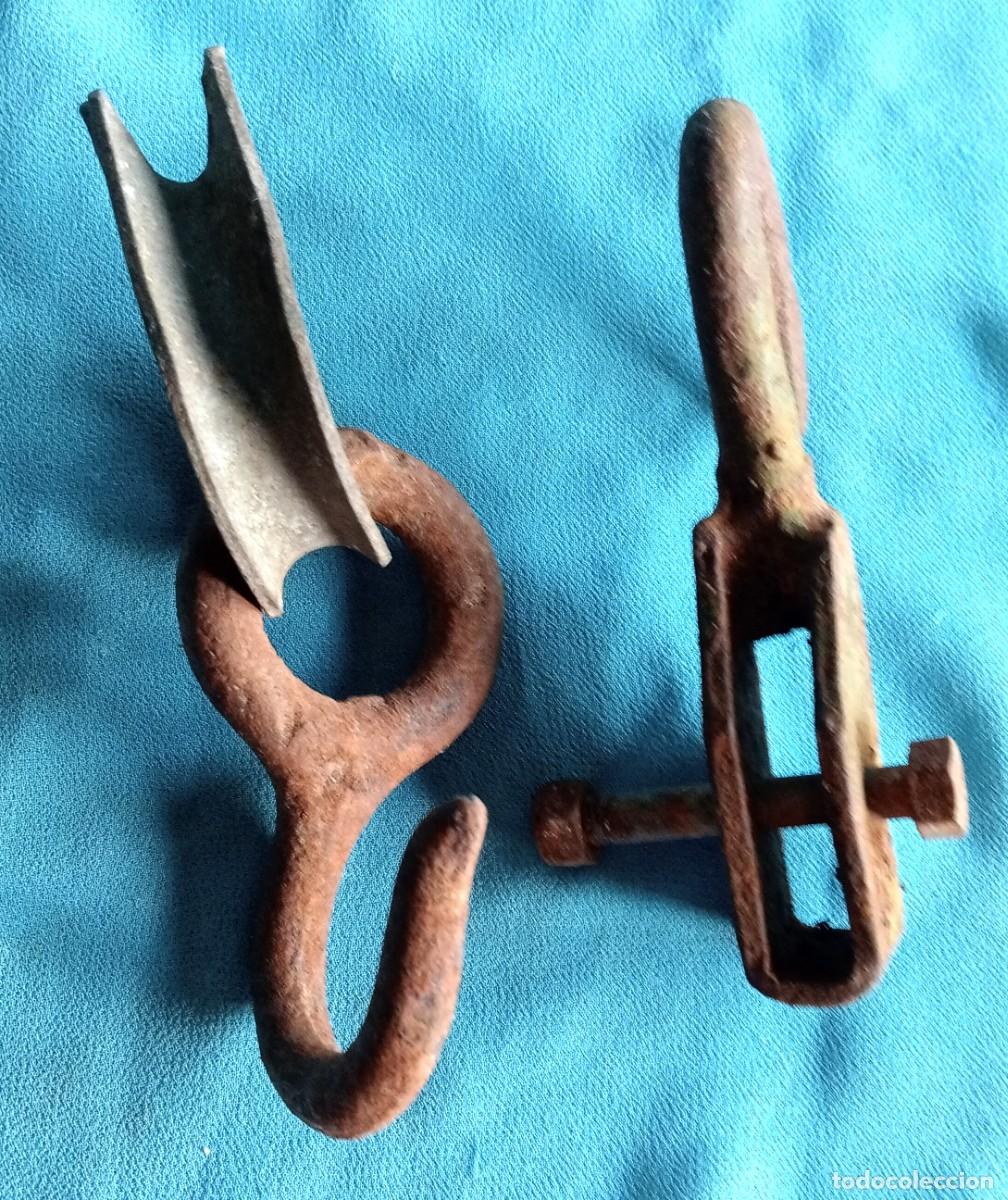Antig&uuml;edades: 2 GANCHOS PEQUE&Ntilde;OS, DE HIERRO , UNO CON ROLDANA - Foto 1