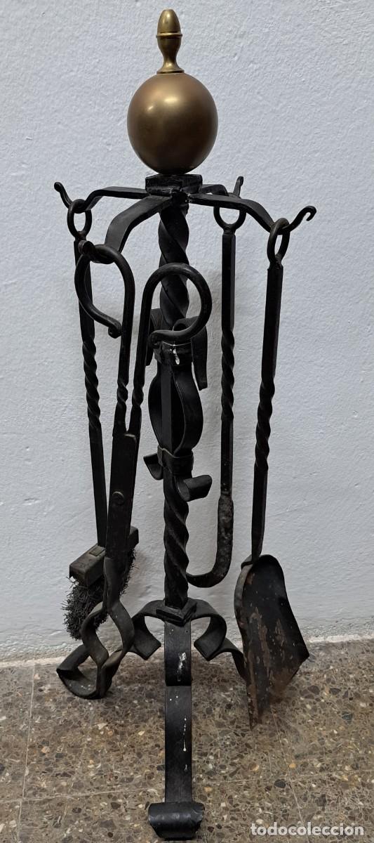 Antig&uuml;edades: Juego de chimenea, hierro forjado y remate en bronce - Foto 1
