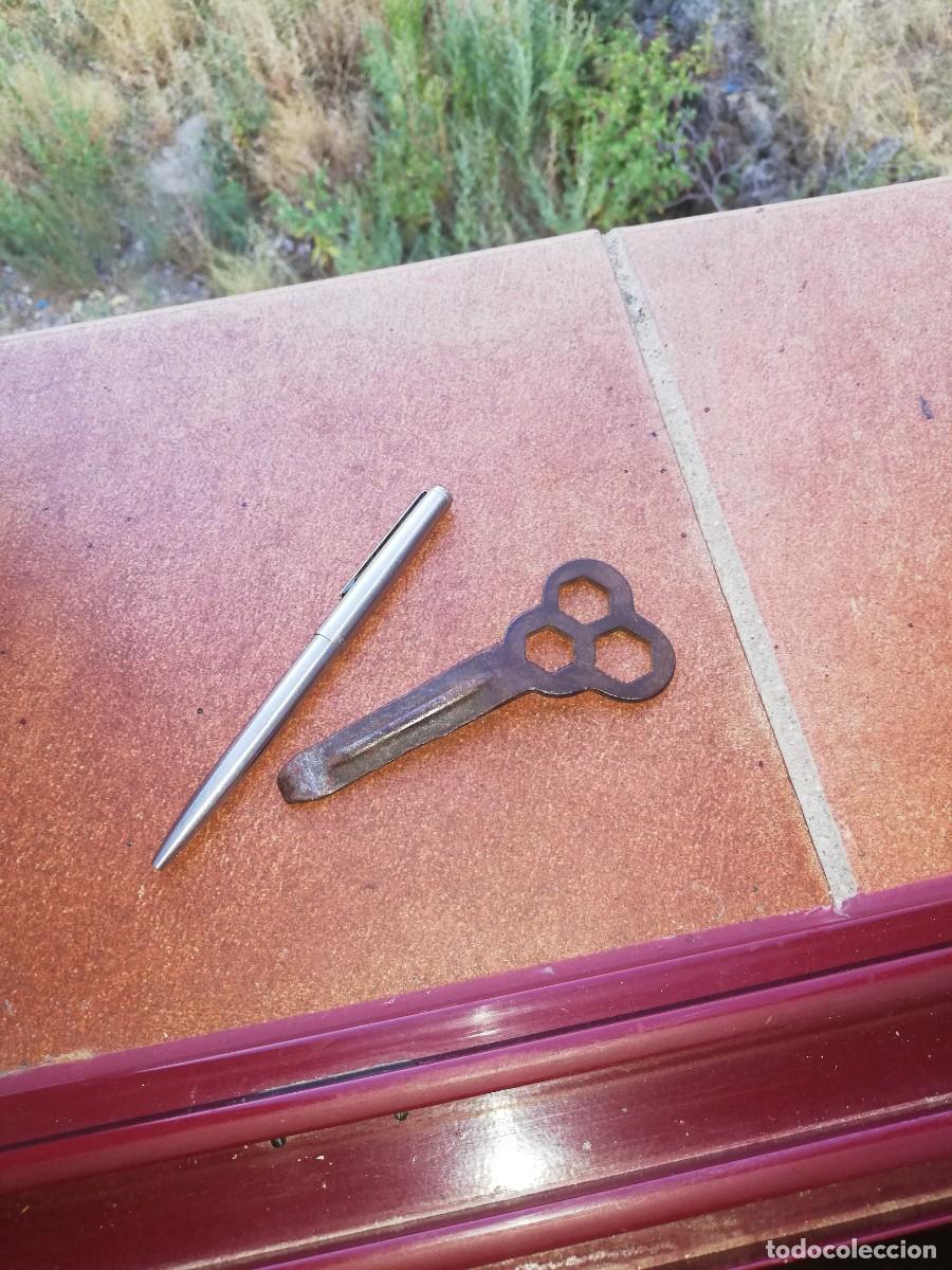 Antig&uuml;edades: Antigua llave de bicicleta - Foto 1