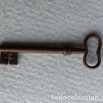 Antig&uuml;edades: Curiosa llave antigua de forja. - Foto 1