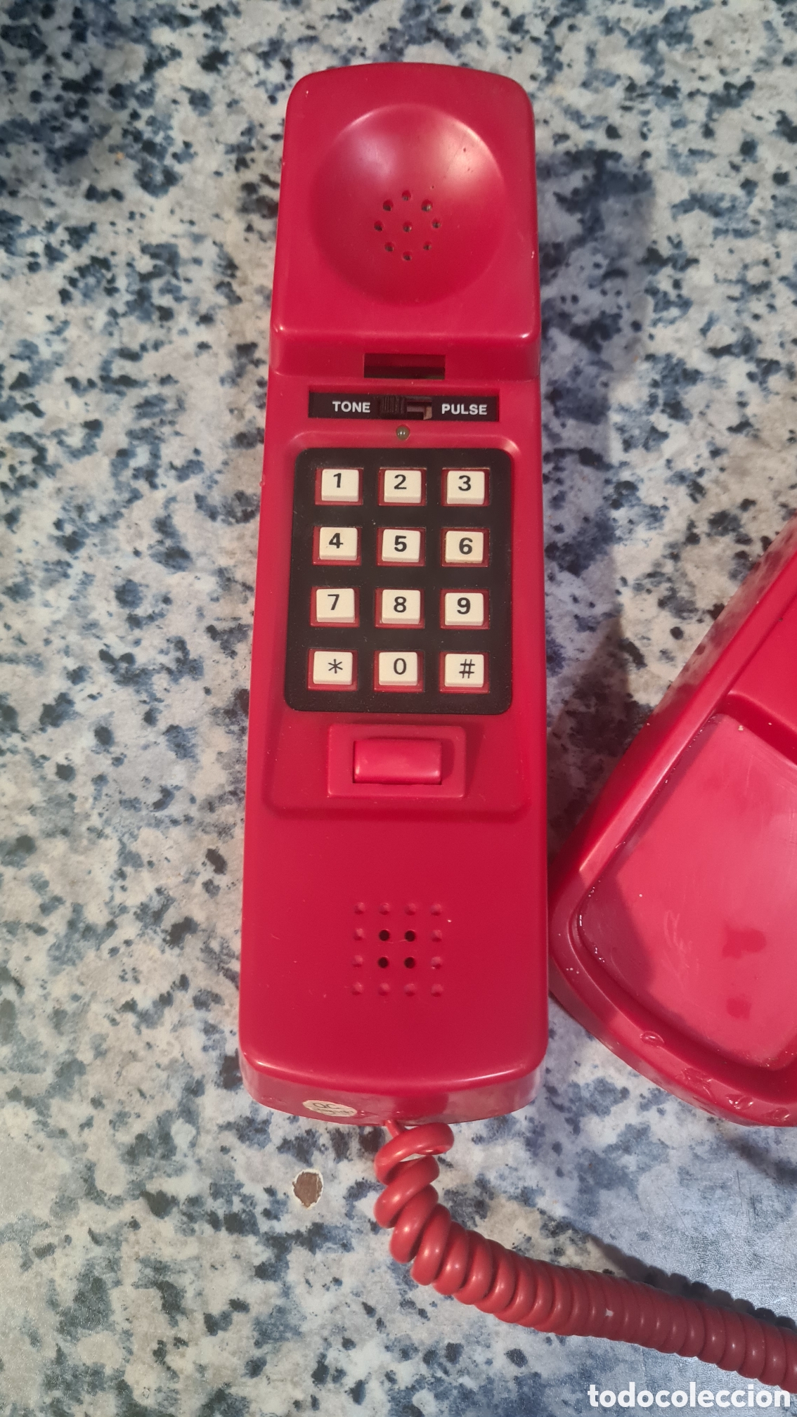 Tel&eacute;fonos: Antiguo tel&eacute;fono de teclas rojo. - Foto 1