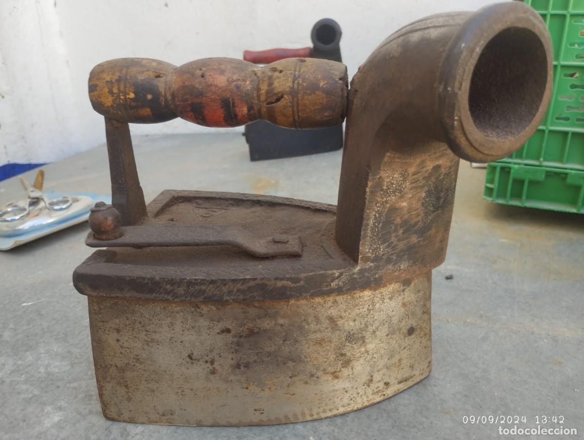 Antig&uuml;edades: PLANCHA ANTIGUA DE CARBON CON CHIMENA DE HIERRO - Foto 1