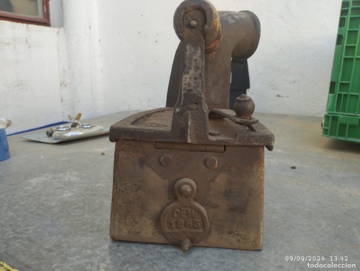 Antig&uuml;edades: PLANCHA ANTIGUA DE CARBON CON CHIMENA DE HIERRO - Foto 3