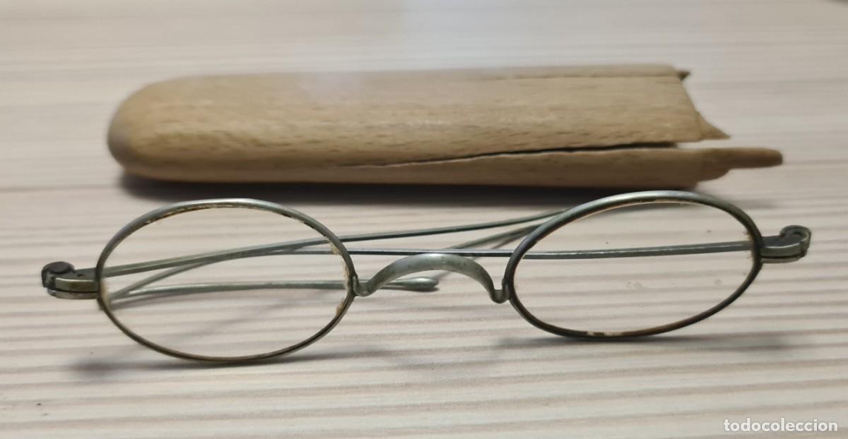 Antig&uuml;edades: Gafas antiguas plegables con funda de madera - Foto 1