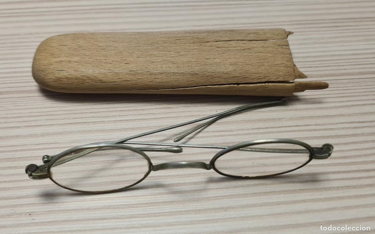 Antig&uuml;edades: Gafas antiguas plegables con funda de madera - Foto 2