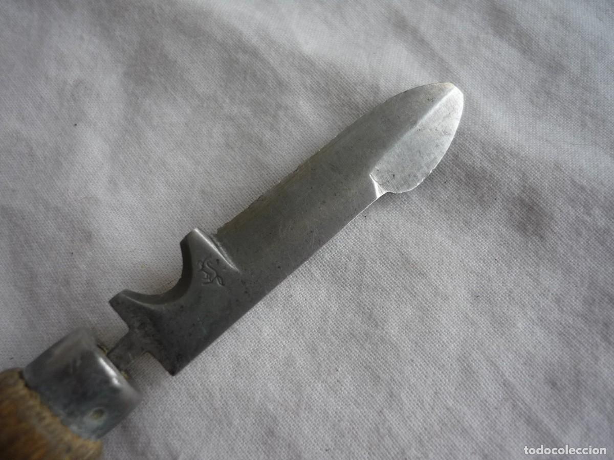 Antig&uuml;edades: Antiguo bistur&iacute; en acero con mango de madera - Foto 3