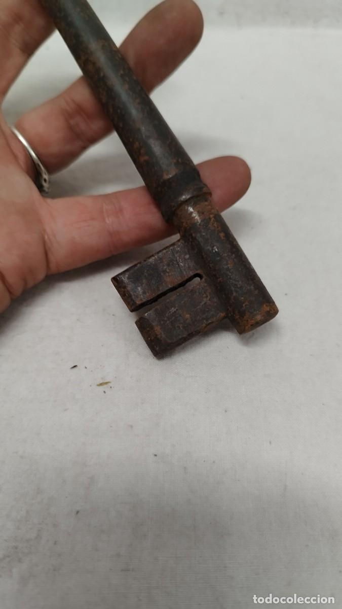 Antig&uuml;edades: Antigua gran llave de forja - Foto 2