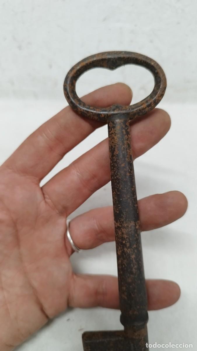 Antig&uuml;edades: Antigua gran llave de forja - Foto 3