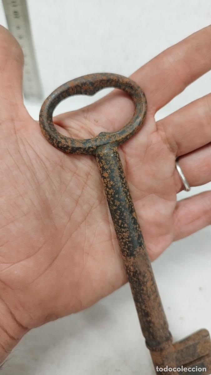 Antig&uuml;edades: Antigua gran llave de forja - Foto 4