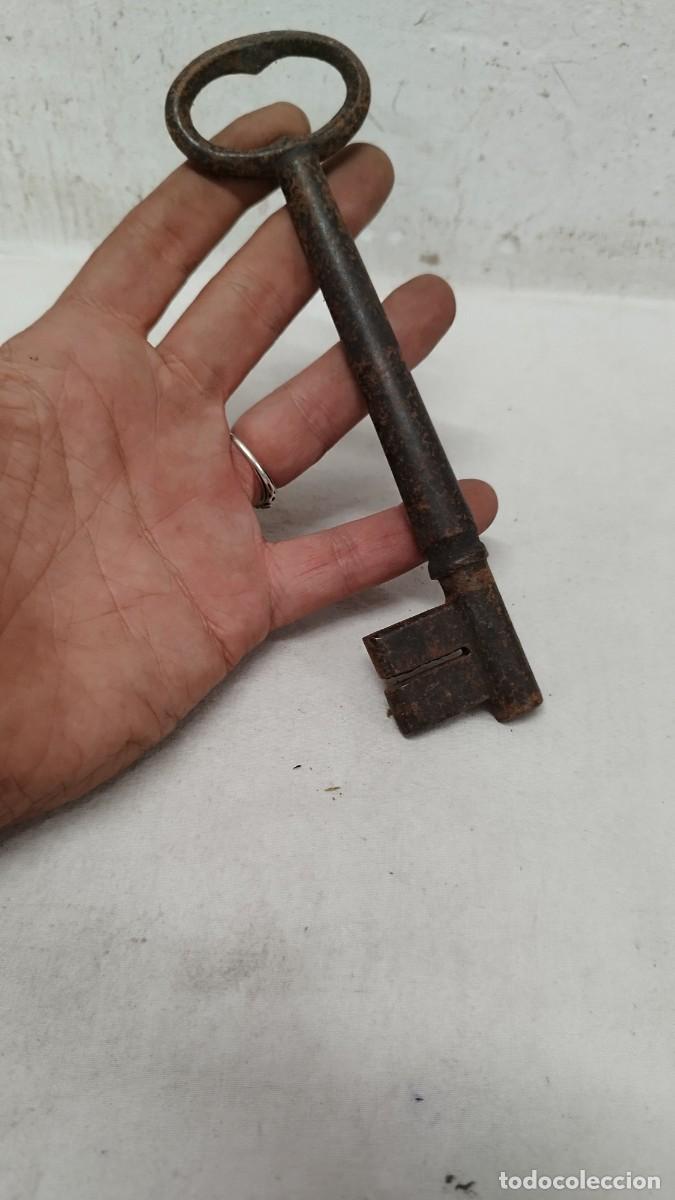Antig&uuml;edades: Antigua gran llave de forja - Foto 1