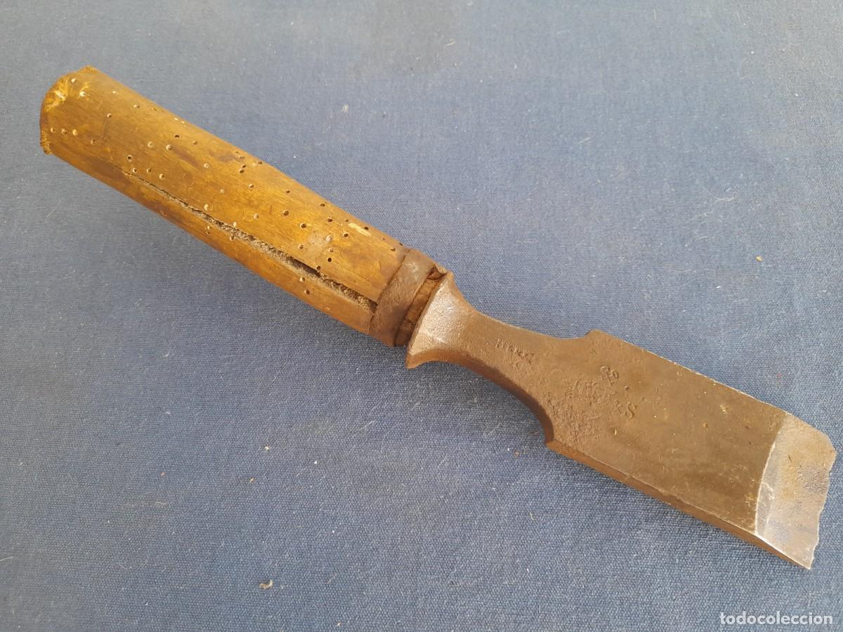 Antig&uuml;edades: formon ancho, corte 4cm aprox, con muescas, largo 26cm aprox, mango de madera mal estado