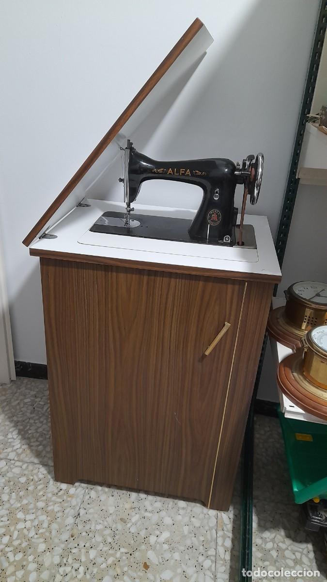 Antig&uuml;edades: Mueble con m&aacute;quina de coser ALFA EIBAR ESPA&Ntilde;A - Foto 1