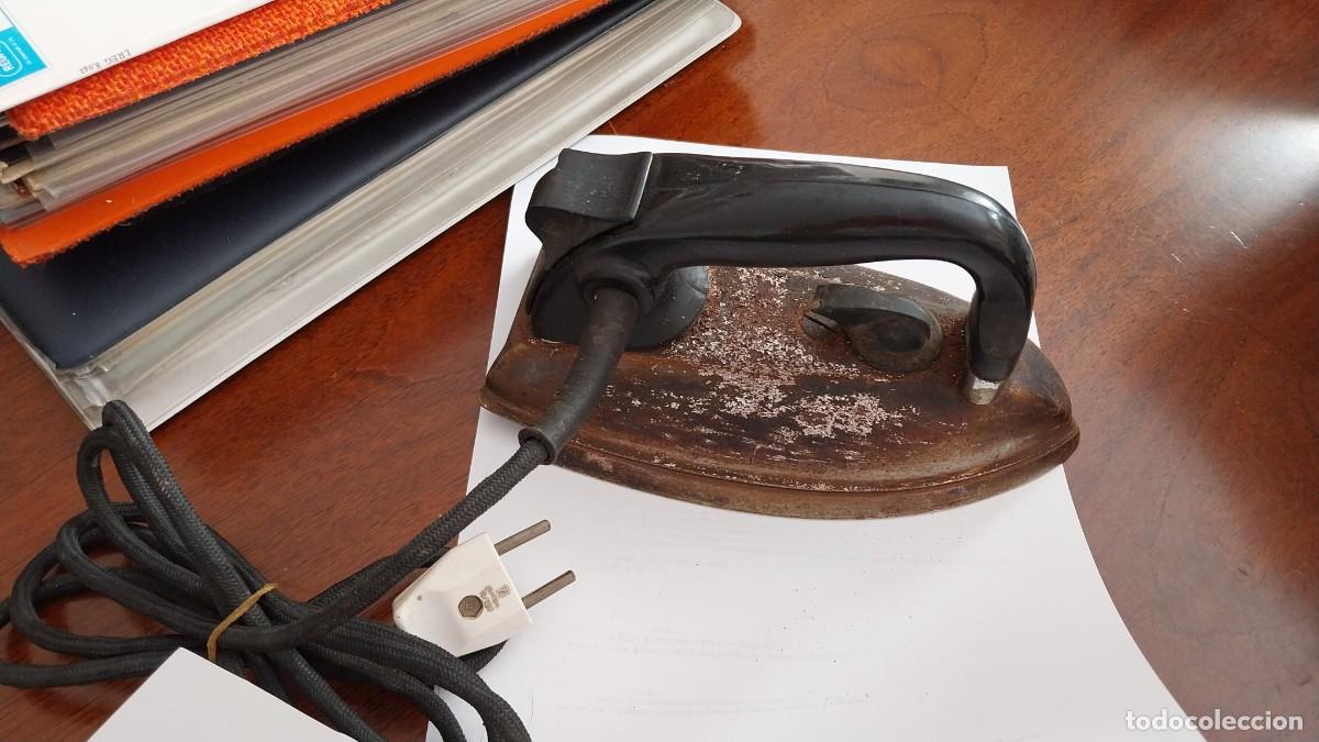 Antig&uuml;edades: Plancha muy antigua con cable - Foto 2