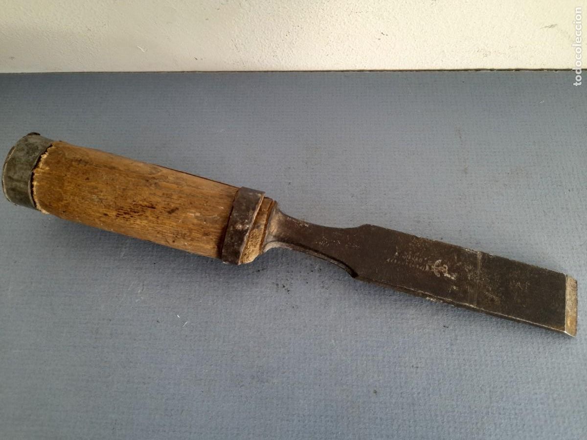 Antig&uuml;edades: formon ancho, con corte de 2,6cm aprox, largo 25cm aprox, mango agrietado