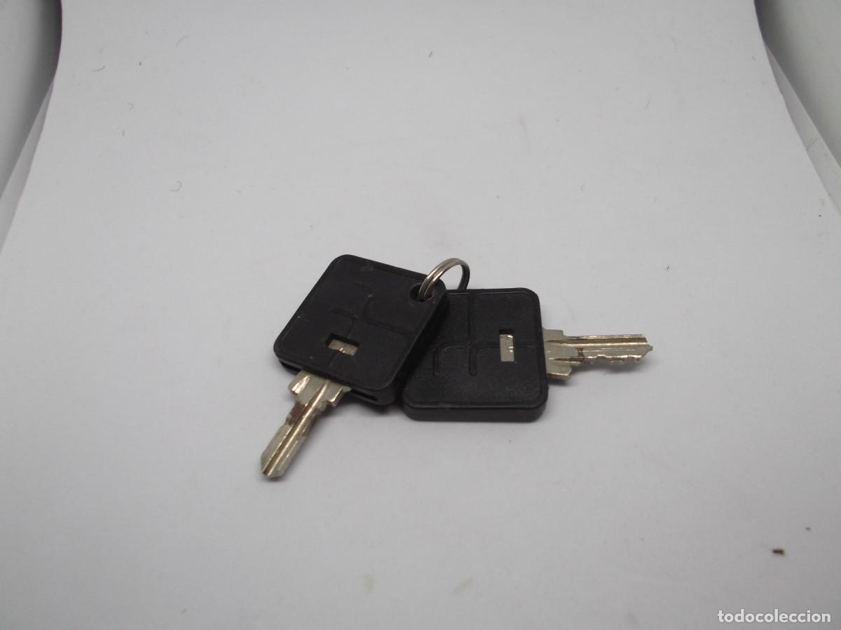 Antig&uuml;edades: Lote de dos llaves iguales - Foto 1