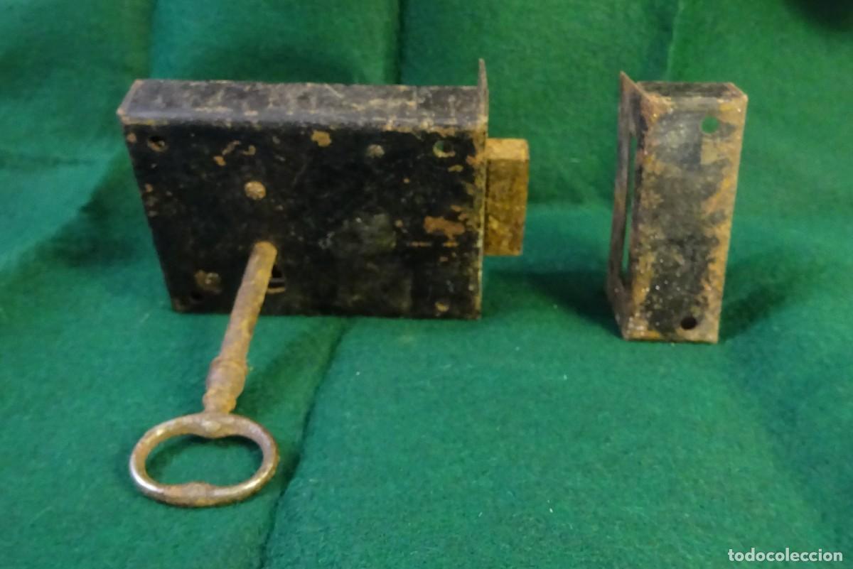 Antig&uuml;edades: CERRADURA CON SU LLAVE DE HIERRO - Foto 2