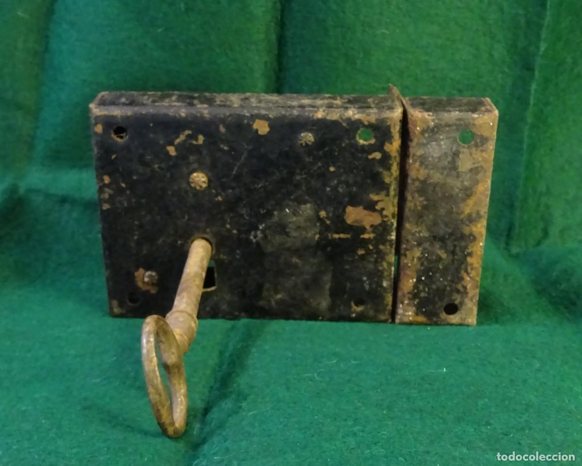 Antig&uuml;edades: CERRADURA CON SU LLAVE DE HIERRO - Foto 1