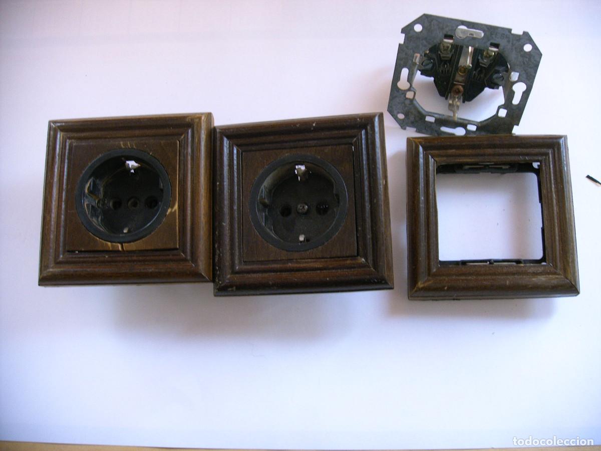 Antig&uuml;edades: LOTE DE ENCHUFES CON MARCO DE MADERA - Foto 1