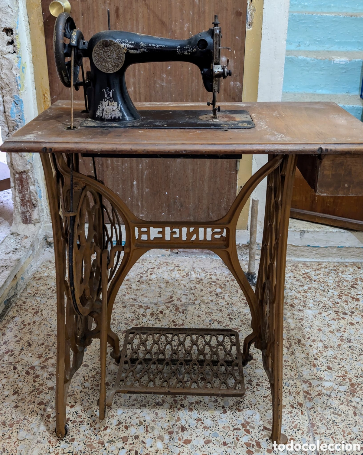 Antig&uuml;edades: M&aacute;quina de coser Singer con mesa completa - Foto 2