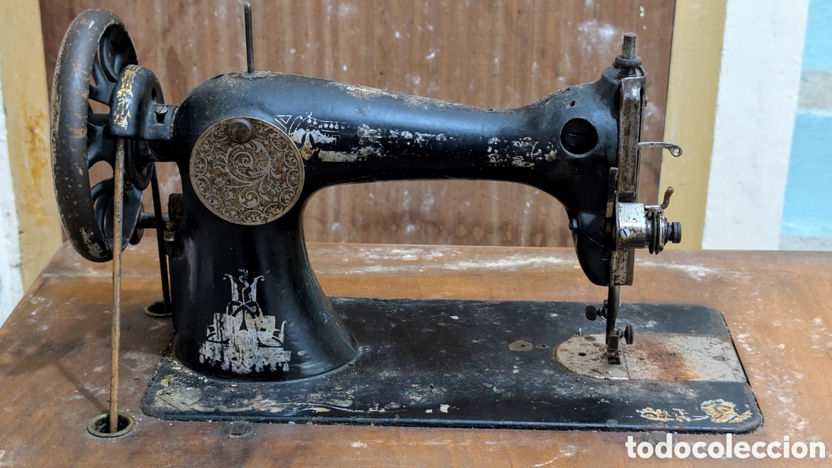 Antig&uuml;edades: M&aacute;quina de coser Singer con mesa completa - Foto 3