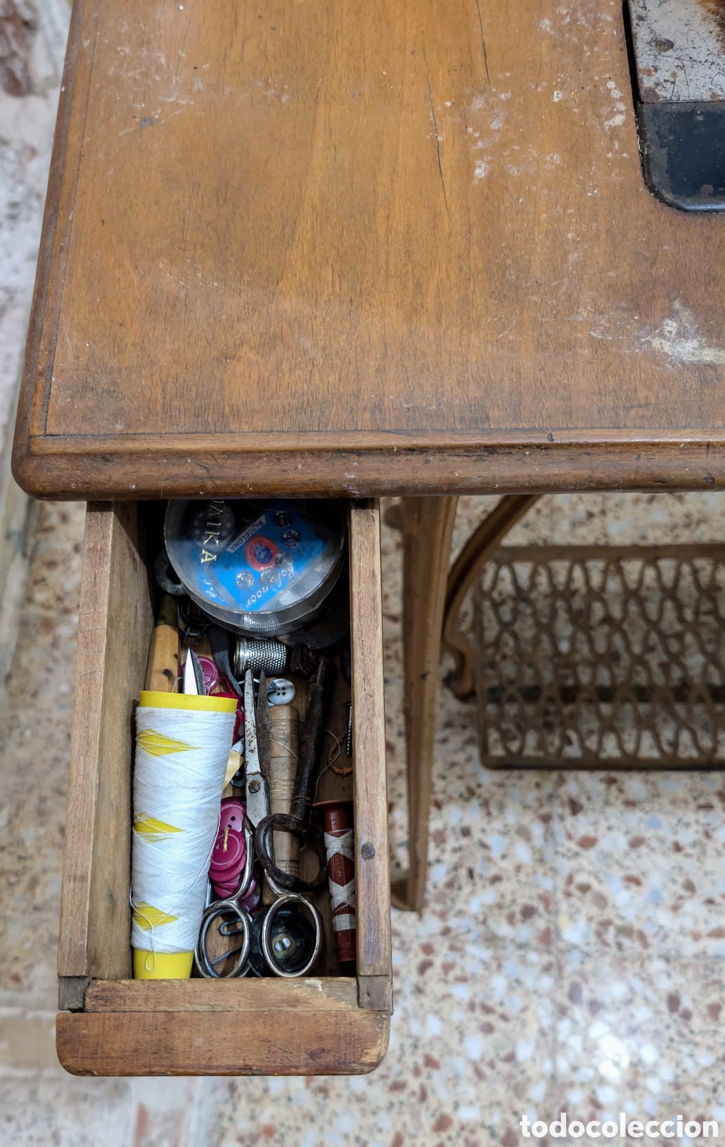 Antig&uuml;edades: M&aacute;quina de coser Singer con mesa completa - Foto 5