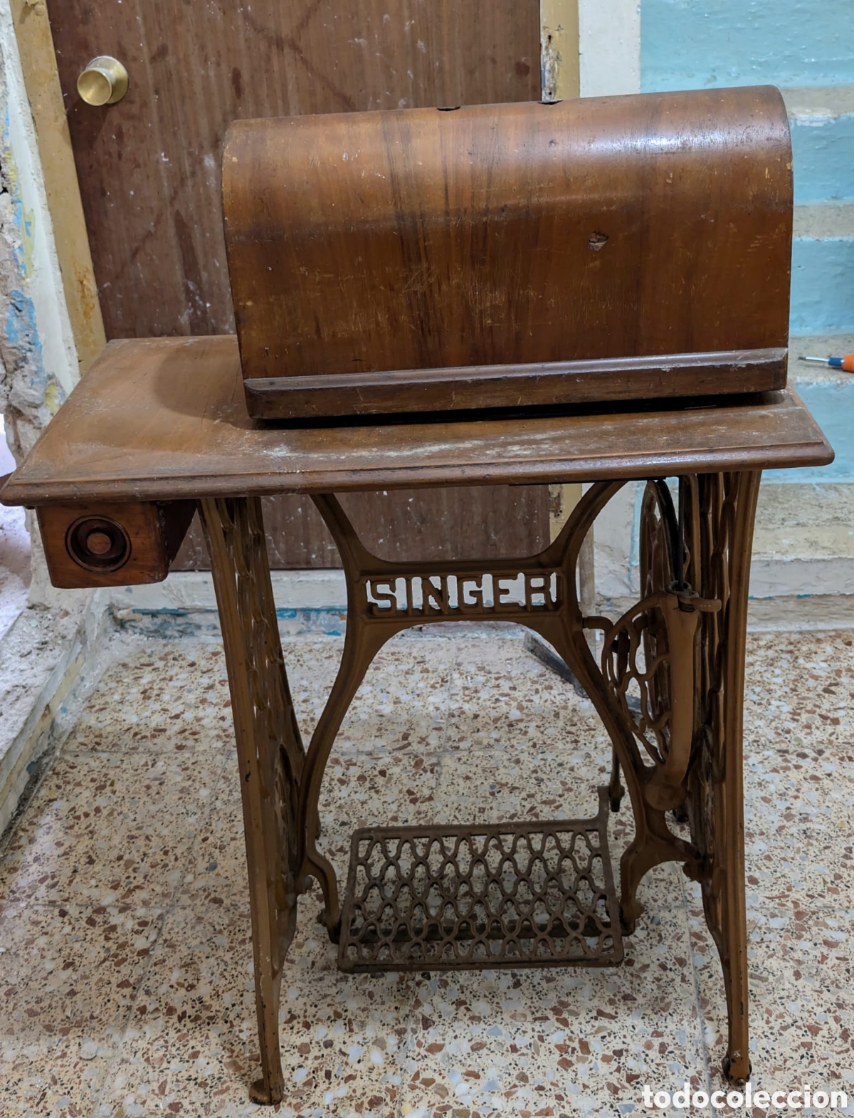Antig&uuml;edades: M&aacute;quina de coser Singer con mesa completa - Foto 1