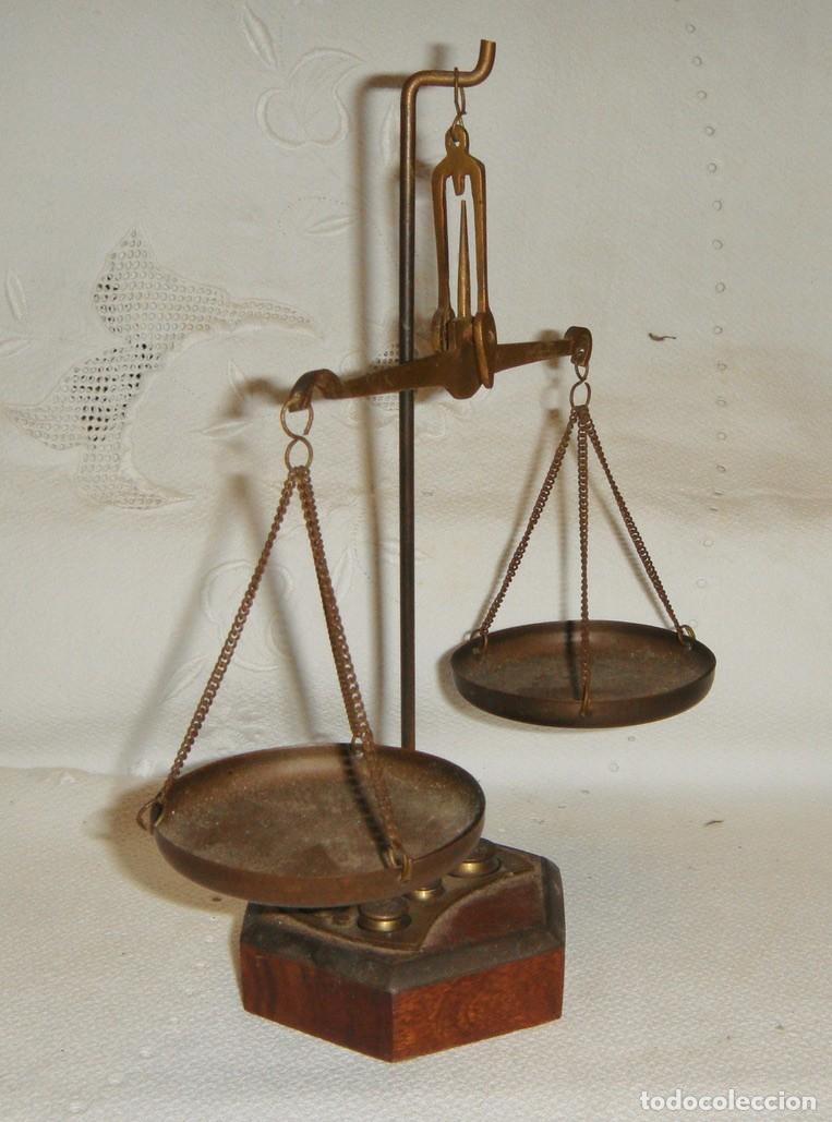 Antig&uuml;edades: Antigua balanza de sobremesa. Con pesas en la base. Completa. - Foto 3
