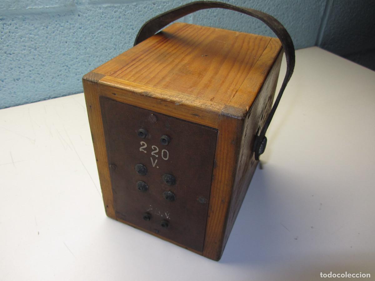 Antig&uuml;edades: ANTIGUO TRANSFORMADOR DE CORRIENTE EN CAJA DE MADERA. - Foto 1