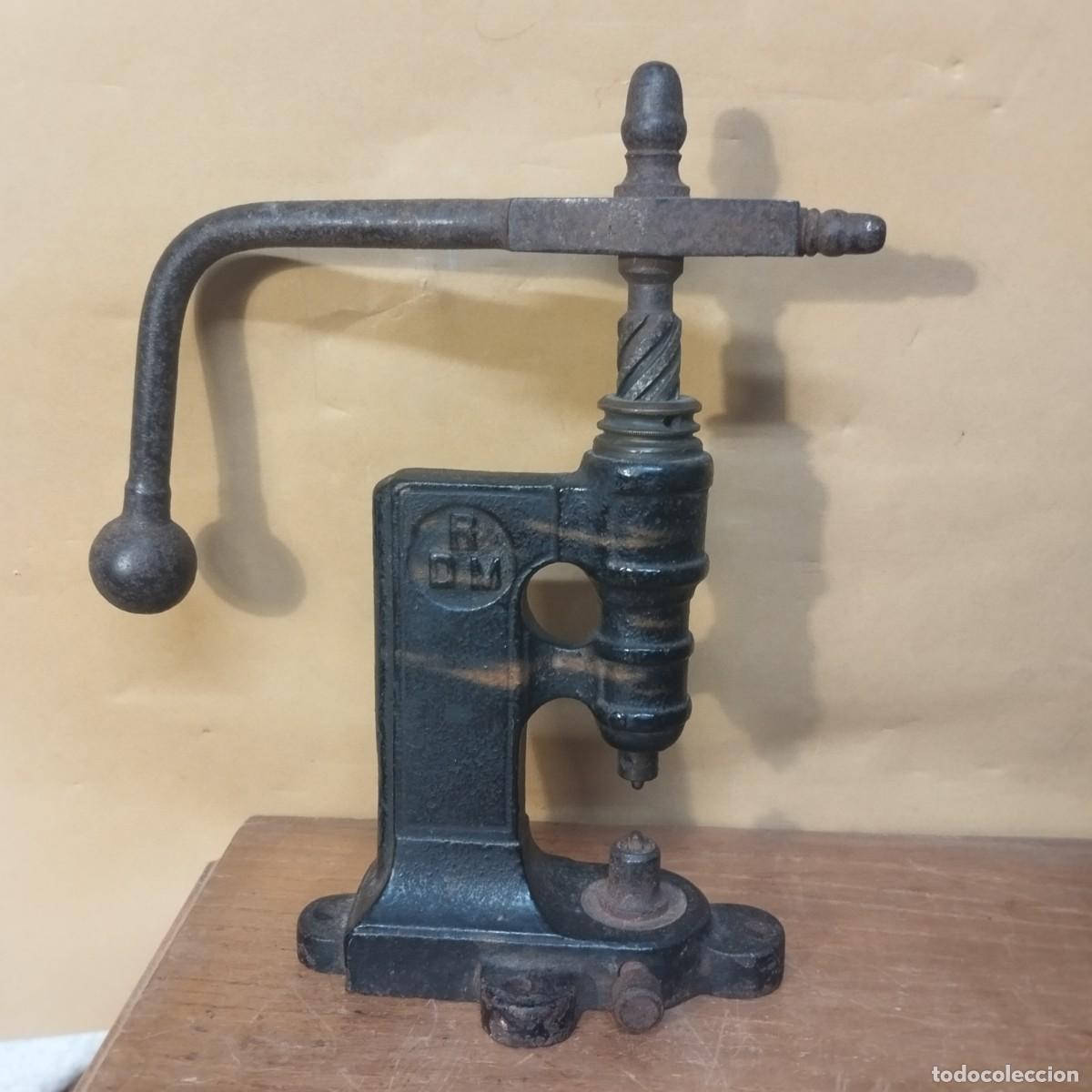 Antig&uuml;edades: Antigua remachadora de hierro - Foto 1