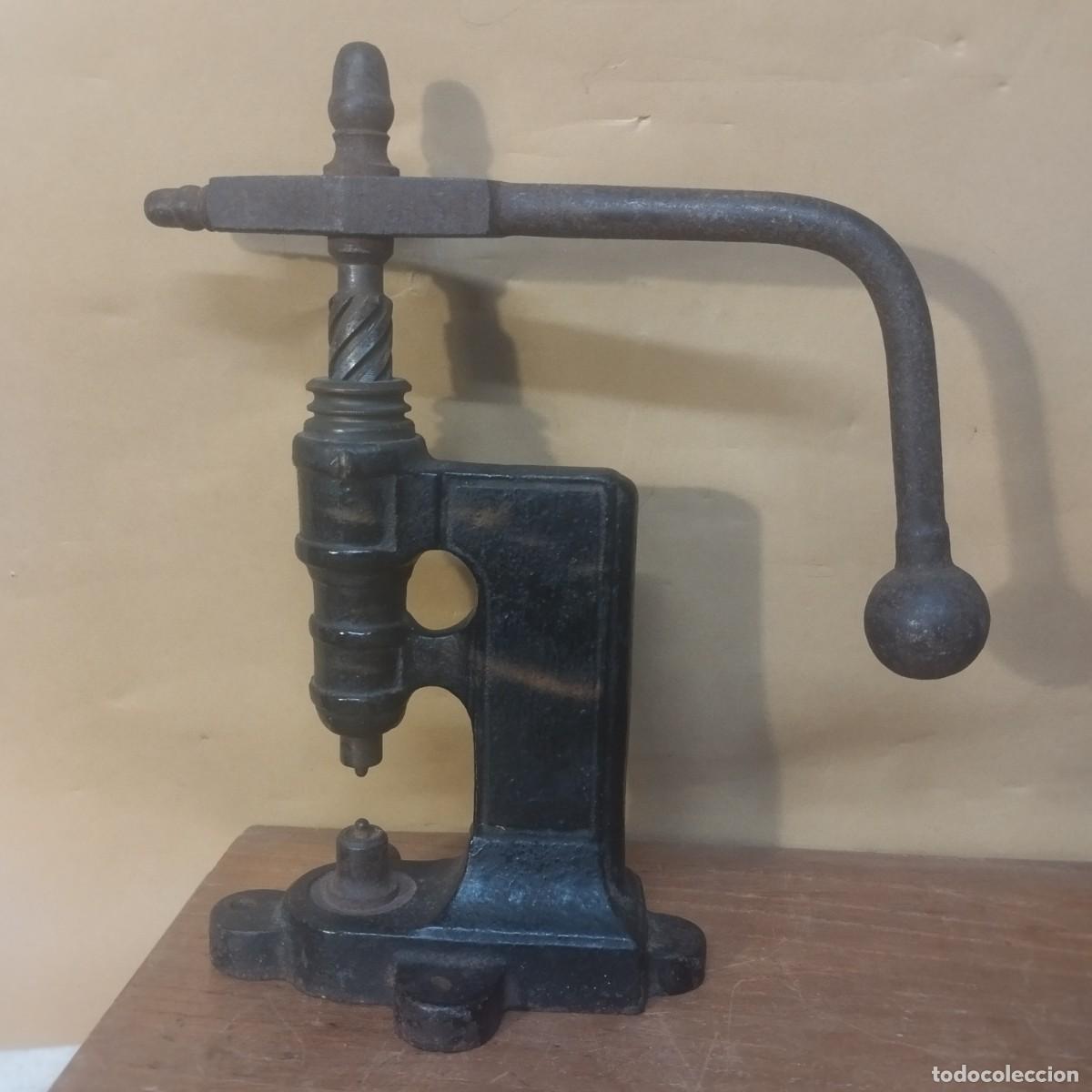 Antig&uuml;edades: Antigua remachadora de hierro - Foto 2