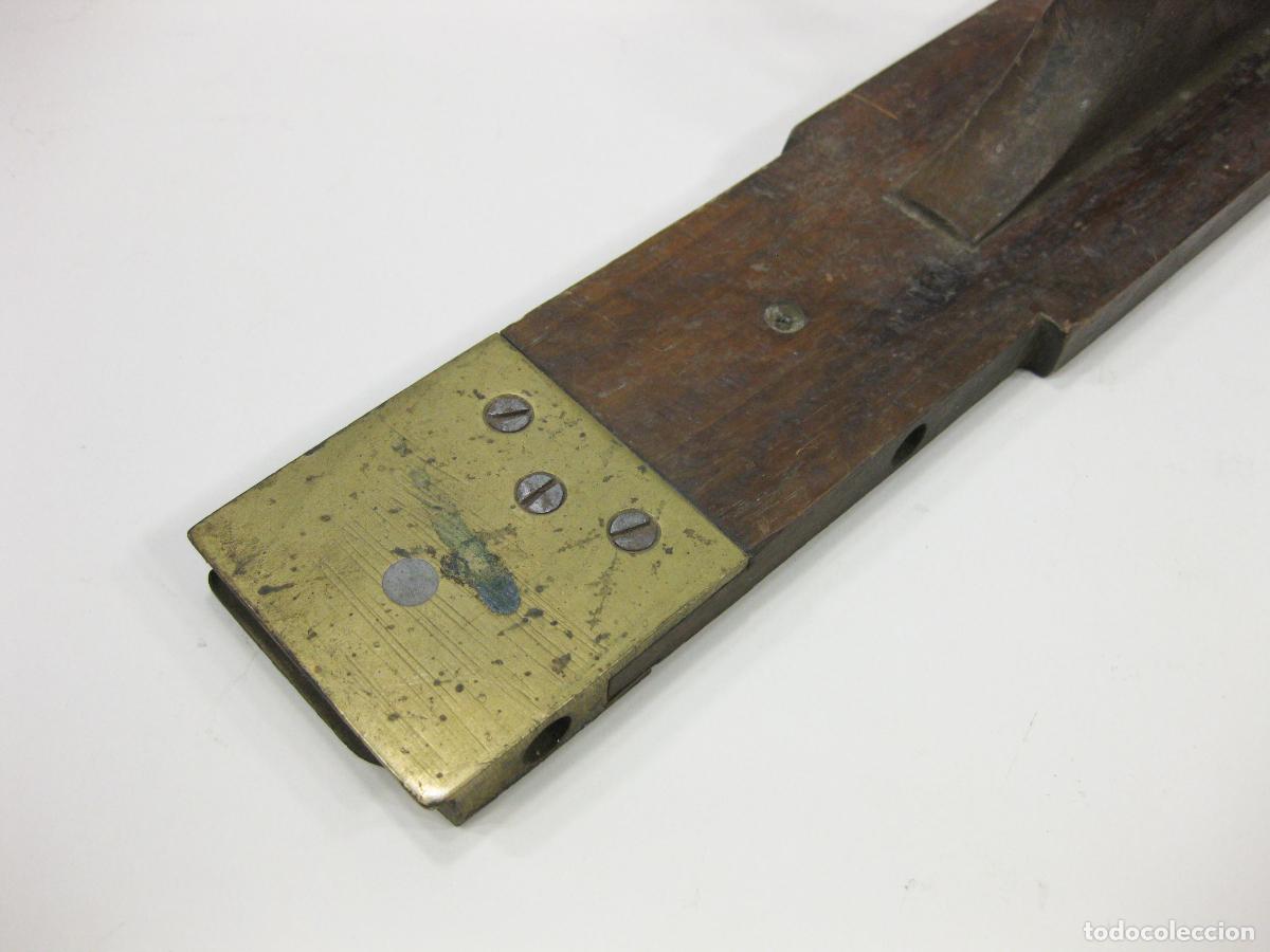 Antig&uuml;edades: ANTIGUO CEPILLO DE MADERA PARA CARPINTERO CON ACABADO EN LAT&Oacute;N. - Foto 2