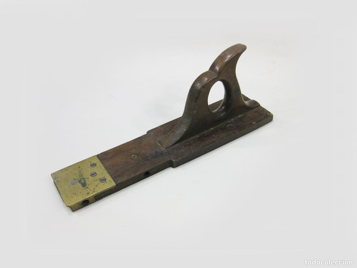 Antig&uuml;edades: ANTIGUO CEPILLO DE MADERA PARA CARPINTERO CON ACABADO EN LAT&Oacute;N. - Foto 1