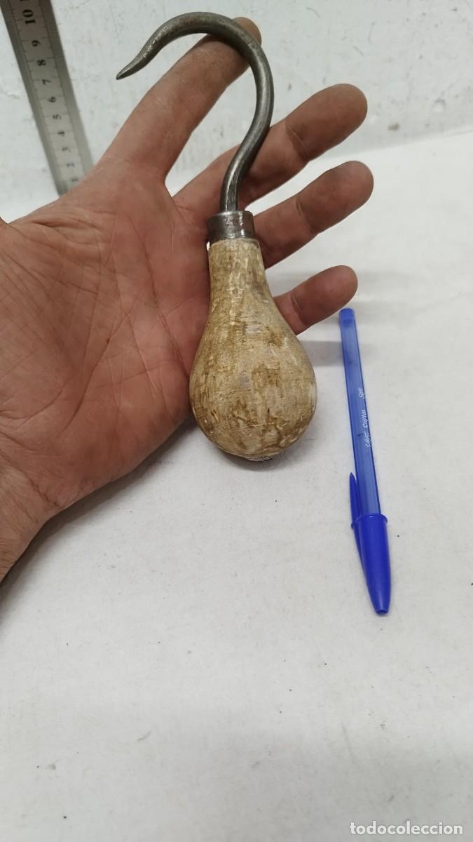 Antig&uuml;edades: Antiguo garfio met&aacute;lico,con mango de madera. - Foto 1