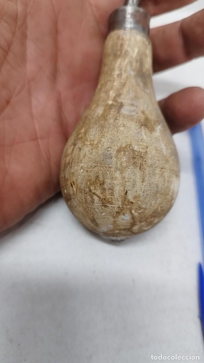 Antig&uuml;edades: Antiguo garfio met&aacute;lico,con mango de madera. - Foto 2