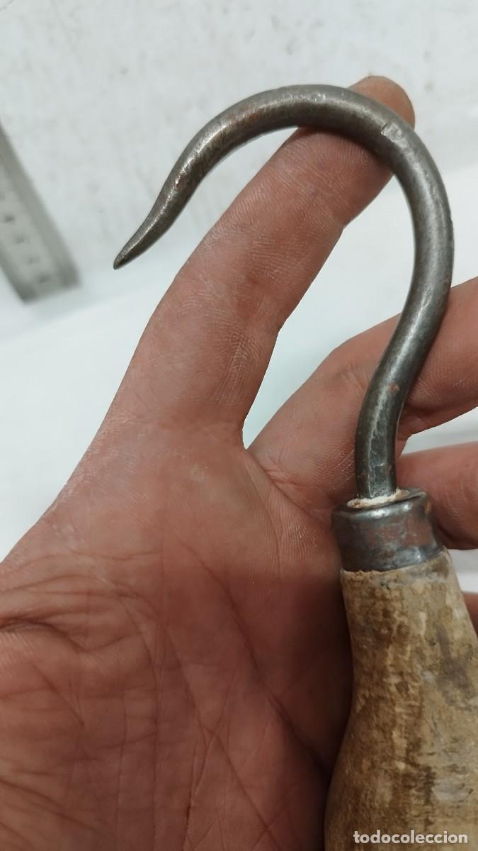Antig&uuml;edades: Antiguo garfio met&aacute;lico,con mango de madera. - Foto 3