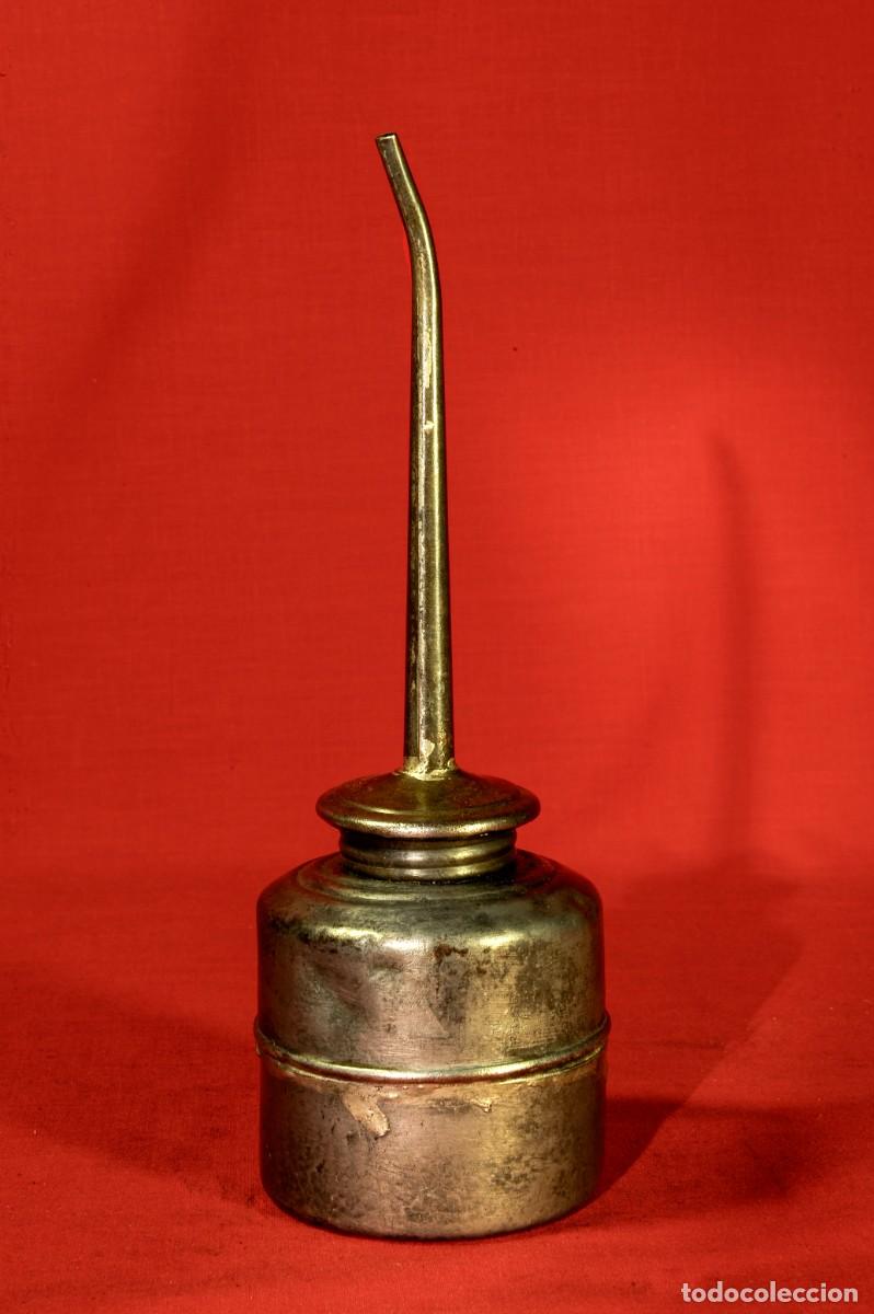 Antig&uuml;edades: Antigua aceitera de taller de hierro - Foto 1