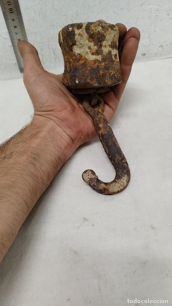 Antig&uuml;edades: Antigua pesa de balanza con gancho. - Foto 1