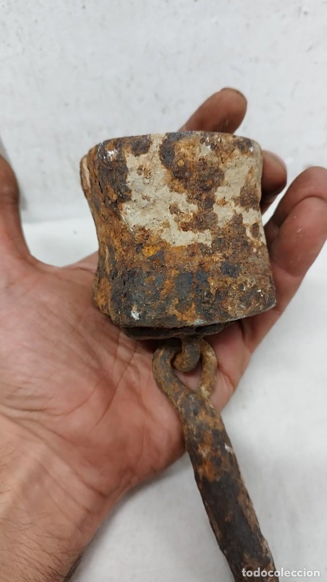 Antig&uuml;edades: Antigua pesa de balanza con gancho. - Foto 3