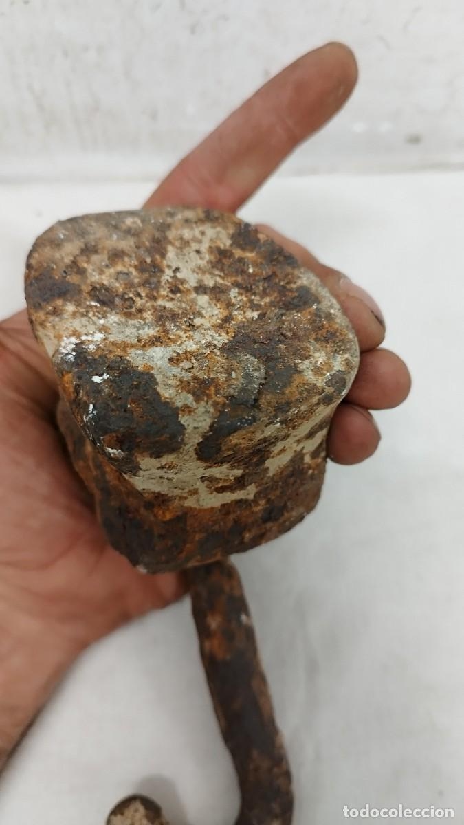 Antig&uuml;edades: Antigua pesa de balanza con gancho. - Foto 4