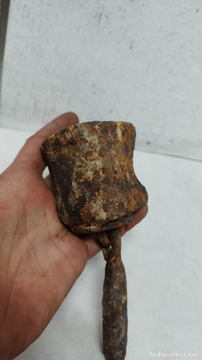 Antig&uuml;edades: Antigua pesa de balanza con gancho. - Foto 5