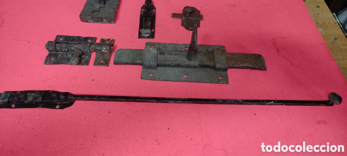Antig&uuml;edades: Lote de cerrojos , pestillos etc - Foto 2