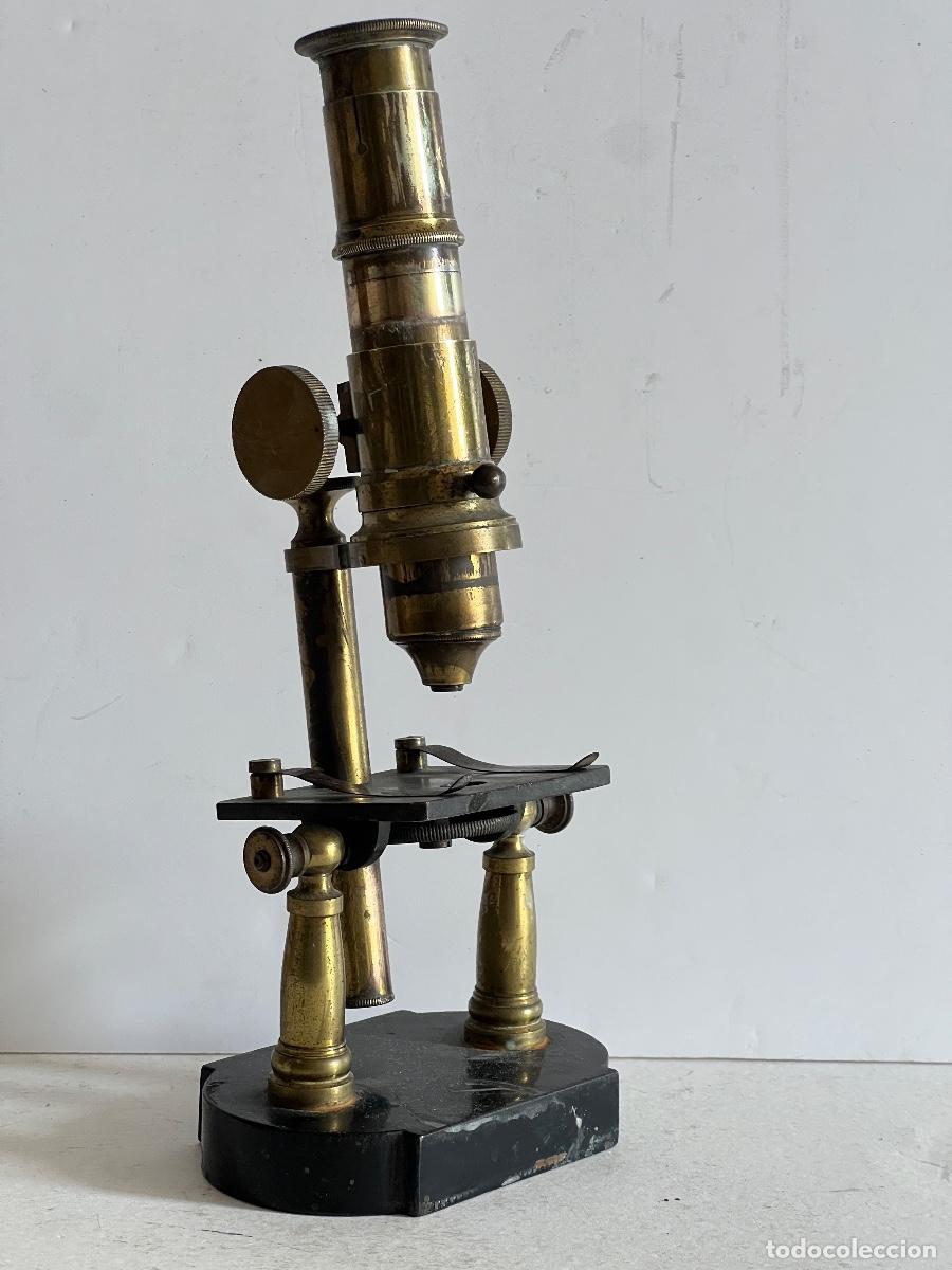 Antig&uuml;edades: Antiguo microscopio de lat&oacute;n con base de hierro. - Foto 1