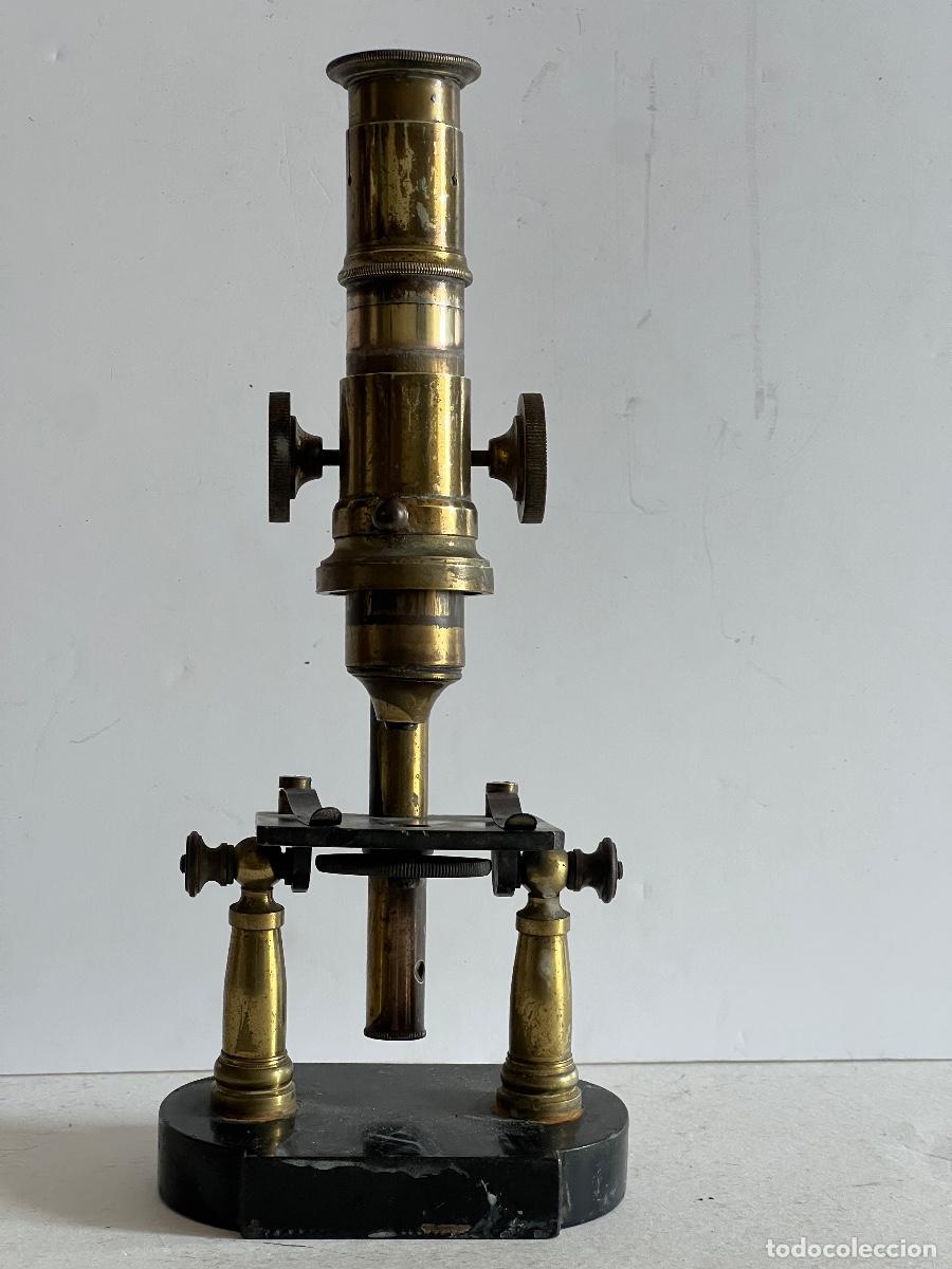 Antig&uuml;edades: Antiguo microscopio de lat&oacute;n con base de hierro. - Foto 2