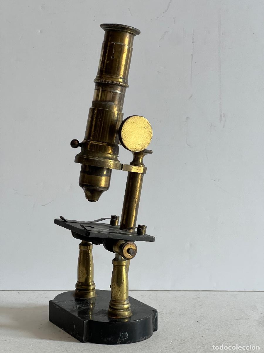 Antig&uuml;edades: Antiguo microscopio de lat&oacute;n con base de hierro. - Foto 3