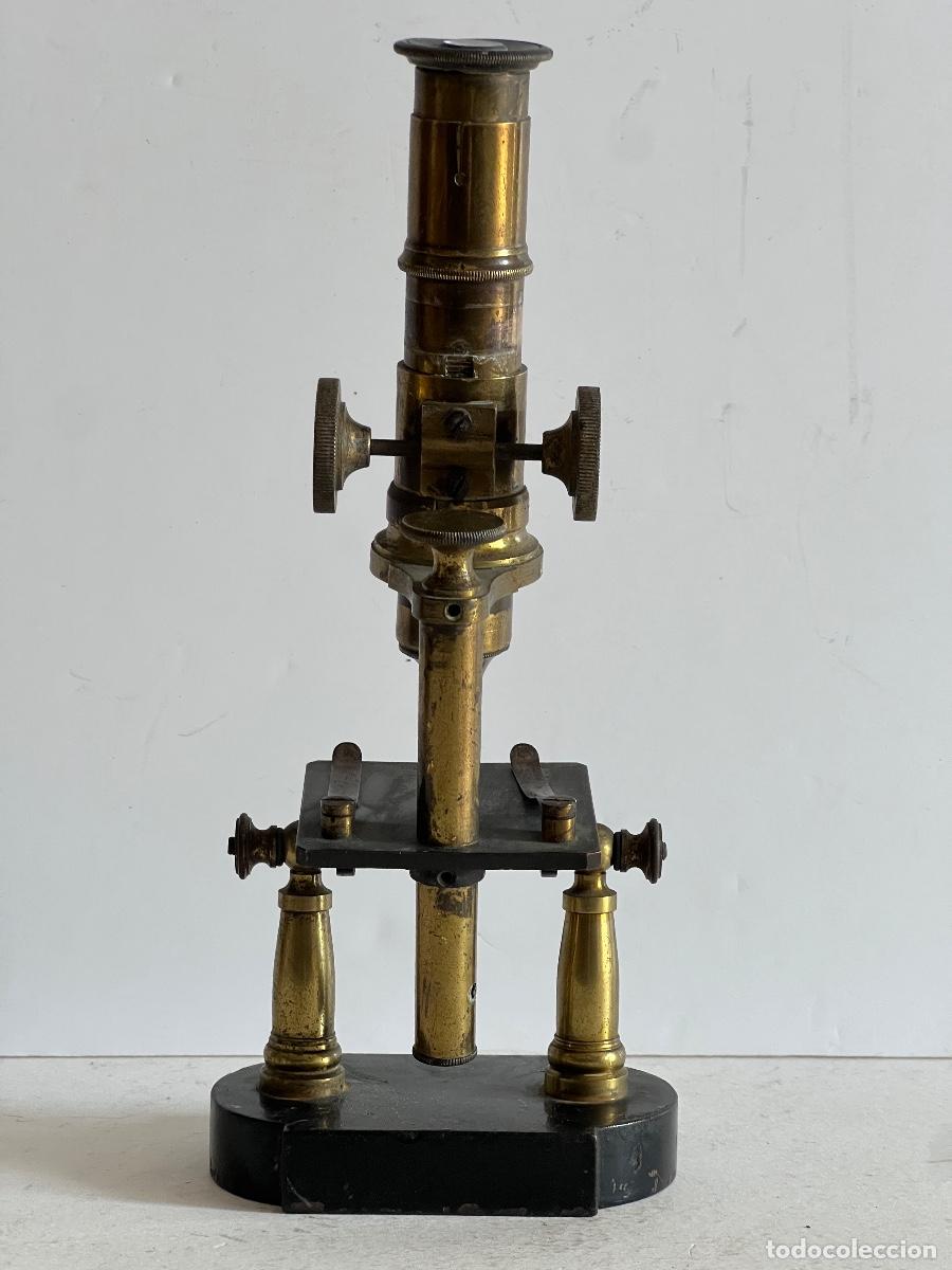 Antig&uuml;edades: Antiguo microscopio de lat&oacute;n con base de hierro. - Foto 4